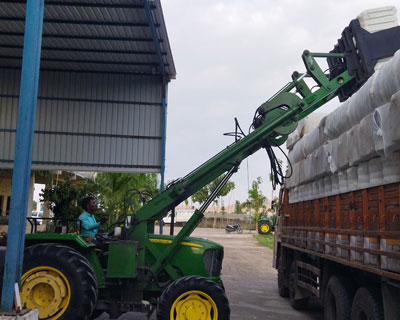 Telescopic cotton bale loader